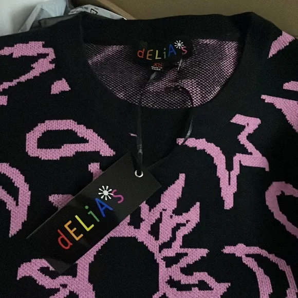 Delia’s Oversized Sweater - Picture 4 of 4